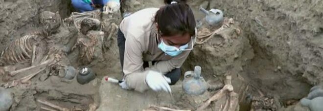 Trovata mummia di 800 anni fa legata con delle corde: la posizione è un mistero