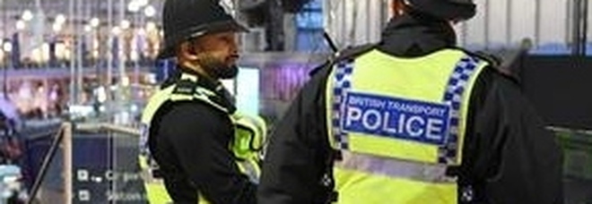 Paura a Londra: donna accoltellata a morte e uomo investito