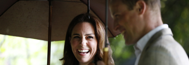 Kate Middleton coccola un bambino, e William scherza: «Fuori da qui o vorrà un altro figlio»