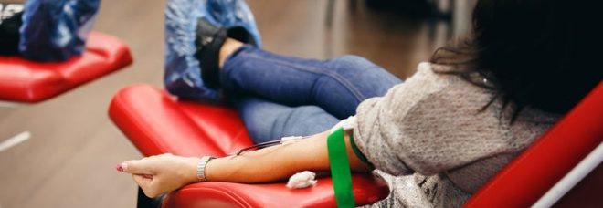 Donare il sangue ai tempi del Coronavirus, tra distanza di sicurezza da mantenere e crisi di donatori: «Dopo 20 anni sono tornato farlo»