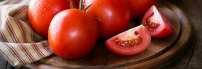 Dieta, cosa c'è da sapere sul pomodoro: tutto su calorie, carboidrati e zuccheri