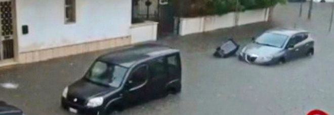 Bomba d'acqua in Salento, strade come fiumi e case allagate: «Persone intrappolate nelle auto»