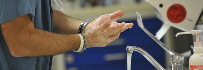 «Chi lavora negli ospedali non si igienizza bene le mani»: la circolare del ministero della Salute