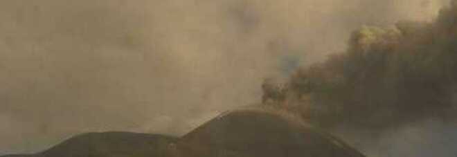L'Etna non si ferma, nuova fontana di lava e nube alta 9 km visibile da Taormina