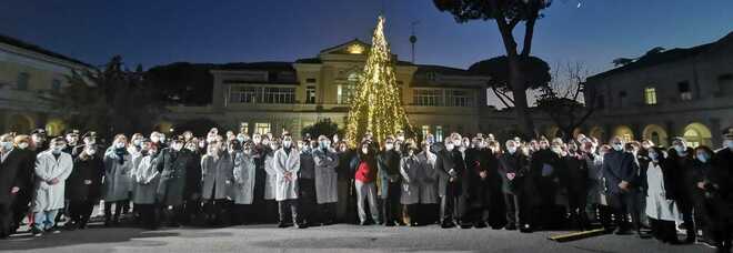 Acceso l'albero allo Spallanzani, Vaia: «Natale torna a somigliare a quelli prima della pandemia»