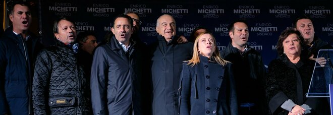 Enrico Michetti chiude la campagna elettorale a Campo dei Fiori con Giorgia Meloni: «E' come nel 1948, andiamoci a prendere il Campidoglio»