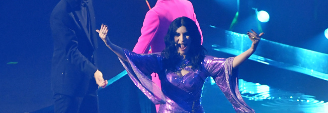 Eurovision 2022, Laura Pausini incanta con i look metallici di Donatella Versace