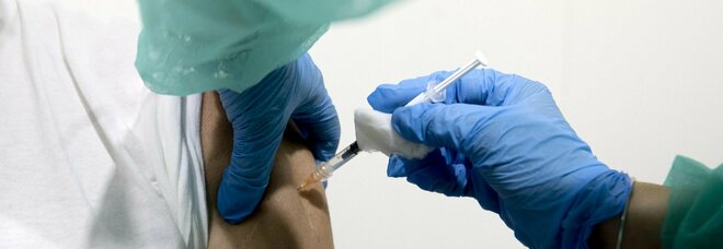 Si presenta alla vaccinazione con braccio in silicone per prendere il green pass: scoperto e denunciato
