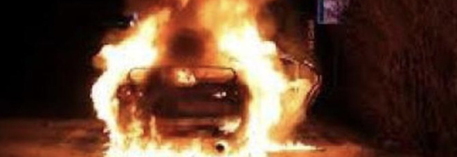 Cadavere carbonizzato dentro un'auto in fiamme: mistero nel milanese