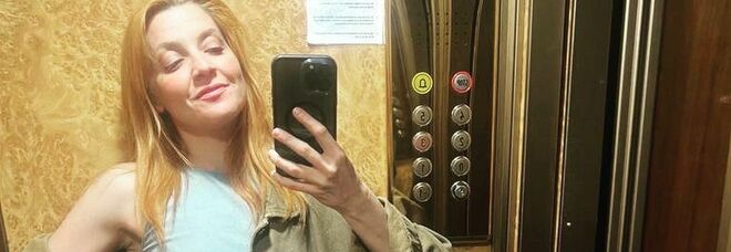 Noemi scatenata su Instagram: in ascensore selfie «Free the nipple»