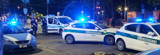 Torino, morto ciclista travolto da una volante della polizia