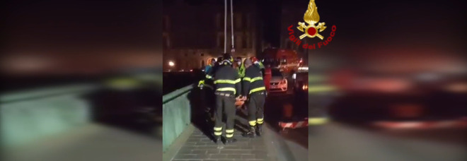 Donna precipita nell'Arno: paura nella notte, salvata dai vigili del fuoco VIDEO