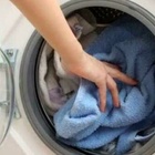 Fulminata dalla lavatrice mentre prende il bucato: Viviane morta a 20 anni