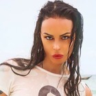 Nina Moric miss maglietta bagnata, il topless divide i followers: «Fai schifo»