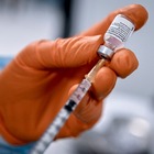 Vaccino, quarta dose agli anziani? L'Aifa decide