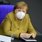 Merkel: «Abbiamo tentennato e commesso errori, le varianti possono essere catastrofiche»