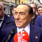 Elezioni, Berlusconi vota a Milano tra i cori “Silvio Silvio”