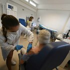 «Covid, milioni di morti potevano essere evitati: colpa della disinformazione contro mascherine e vaccini»