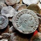 Tasso scava la tana e scopre un tesoro: trovate 209 monete romane in una grotta in Spagna