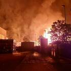 Paura a Torino, zona industriale a fuoco: «Forse incendio doloso». Cosa sta succedendo