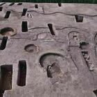 Egitto, riaffiorano dal Nilo 110 tombe antiche. «Corpi accovacciati, due bimbi sepolti in pentola»