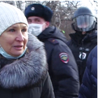 «Putin, fermati e ridammi mio figlio»: la madre del soldato russo parla in tv, la polizia la trascina via