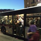 Roma, folle terrorizza i passeggeri sul bus 90 di Atac. «Ci veniva addosso e ci tirava di tutto»