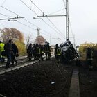 Pulmino precipita dall'autostrada sulla ferrovia: morto un 15enne, altri tre feriti