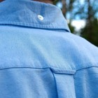 Perché le camicie da uomo hanno un anello sulla schiena? Ecco a cosa serve
