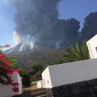 Stromboli, nuova eruzione del vulcano: turisti si rifugiano in chiesa