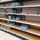 A Milano assalto ai supermercati: scaffali vuoti per carne, frutta e verdura