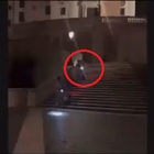 Roma, turisti americani lanciano un monopattino dalla scalinata di Trinità dei Monti: danni per 25mila euro VIDEO