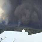 Stromboli, nuova eruzione del vulcano: nube nera e turisti in fuga dalle spiagge