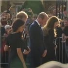 Meghan Markle e Harry insieme a William e Kate Middleton: riuniti nel dolore. Il tributo alla Regina Elisabetta al castello di Windsor