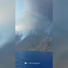 Stromboli, l'eruzione del vulcano vista dal mare