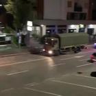 Il corteo di bare sui camion militari lascia Bergamo