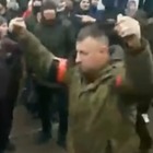 Ucraina, soldato russo cammina con due granate chiedendo la resa, la folla lo insulta: «Vergogna»