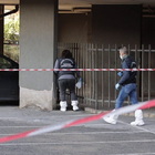 Roma, sparatoria in strada tra i bambini che vanno a scuola: gambizzato un 40enne. Due in fuga in scooter