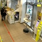 Cliente presa in ostaggio sotto la minaccia della pistola: rapina shock in un ufficio postale