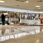 Terrore al centro commerciale: si getta nel vuoto dal primo piano davanti a decine di clienti