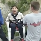 La ragazza terrorizzata nel fare bungee jumping fa morire dal ridere