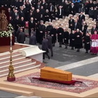 Funerali papa Ratzinger, la bara di cipresso davanti alla basilica di S. Pietro