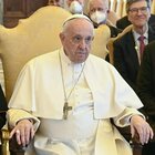 Papa Francesco choc: «Non riesco più a camminare». Ha gravi problemi ad una gamba