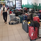 Boom di valigie lasciate a terra