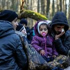 Bielorussia, bimbo di un anno muore di freddo al confine con la Polonia. Sassoli: «Basta disumanità»