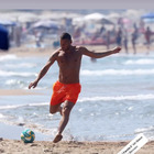 Totti gioca in spiaggia a Sabaudia con il figlio Christian, fisico da urlo a 45 anni (e fan in visibilio)