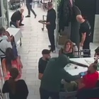 Napoli, rapina choc al ristorante: banditi con i fucili tra famiglie e bambini VIDEO