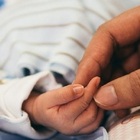 Si finge infermiera e rapisce neonato dalle mani della mamma: incastrata dalle telecamere dell'ospedale