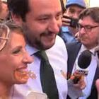 Salvini esce da Palazzo Chigi e una folla di sostenitori lo acclama fermandolo per i selfie