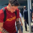 Roma in partenza per Israele: altro bagno di folla per Dybala. E Zaniolo firma autografi